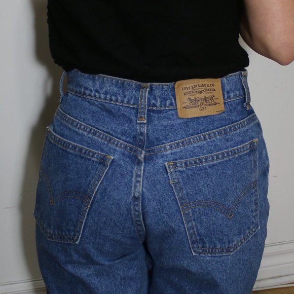 Medium wash indigo blue tapered Levis's 631 high-waisted mom Jeans - Picture 5 of 6